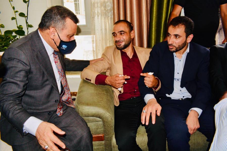 بعد فراق دام اربعين عاما : محافظ بغداد يحضر لقاء الاخوين حيدر واحمد الموسويين