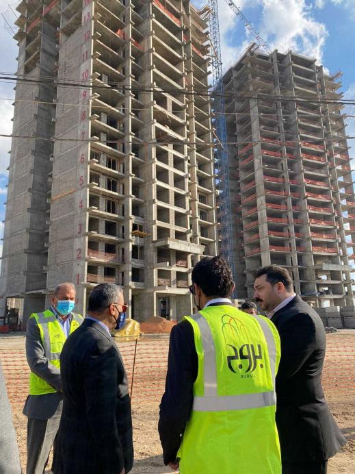 محافظ بغداد يتابع ميدانياً اعمال البناء في مشروع بروج السكني