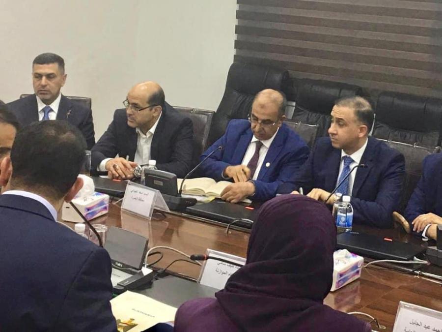 محافظ بغداد يطالب وزارة المالية بحسم ملفي عقود التنمية وتعيينات التربية